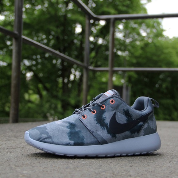 Nike Shoes - Nike Roshe Run